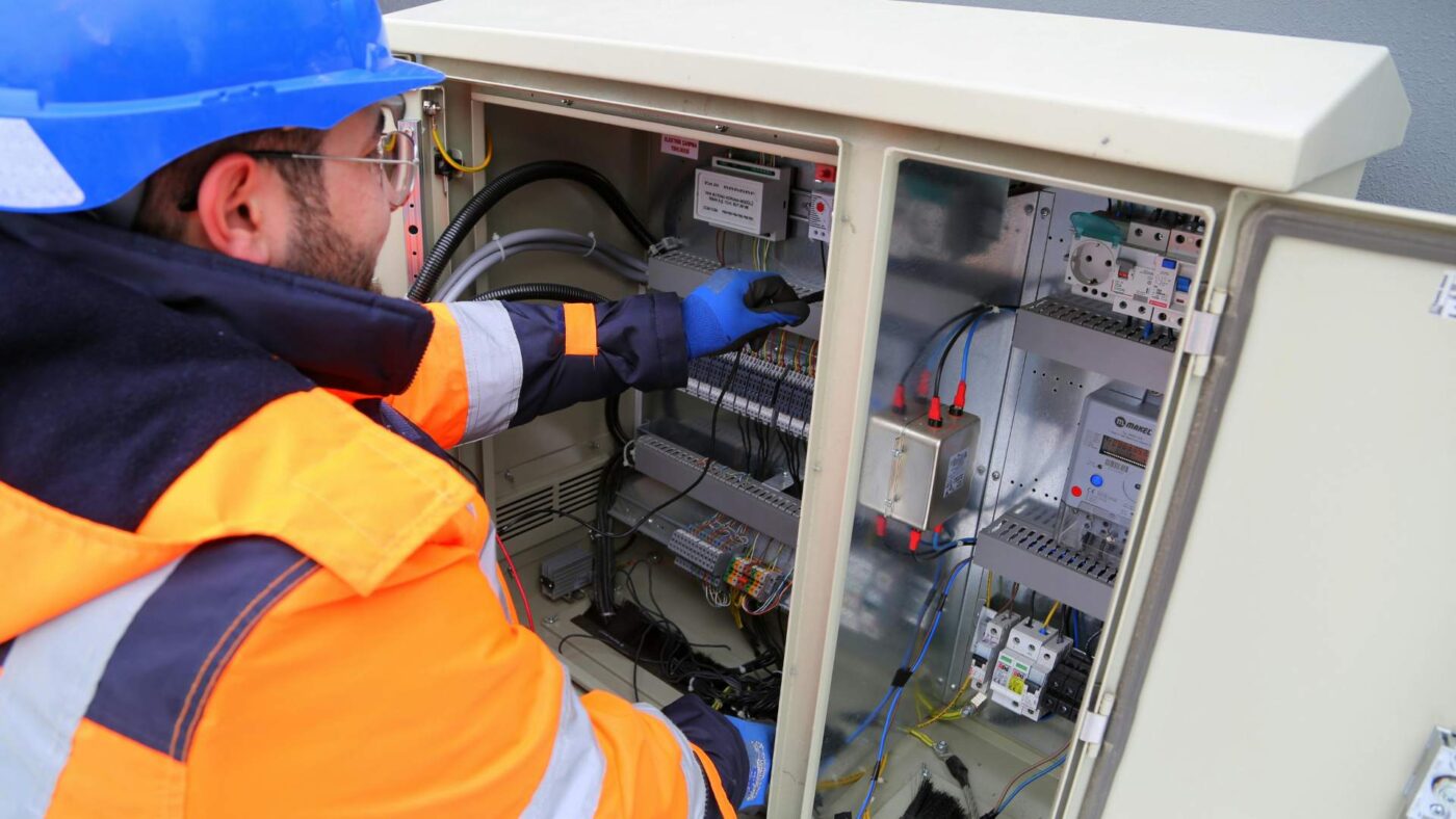 Un técnico realiza comprobaciones en un cuadro eléctrico industrial