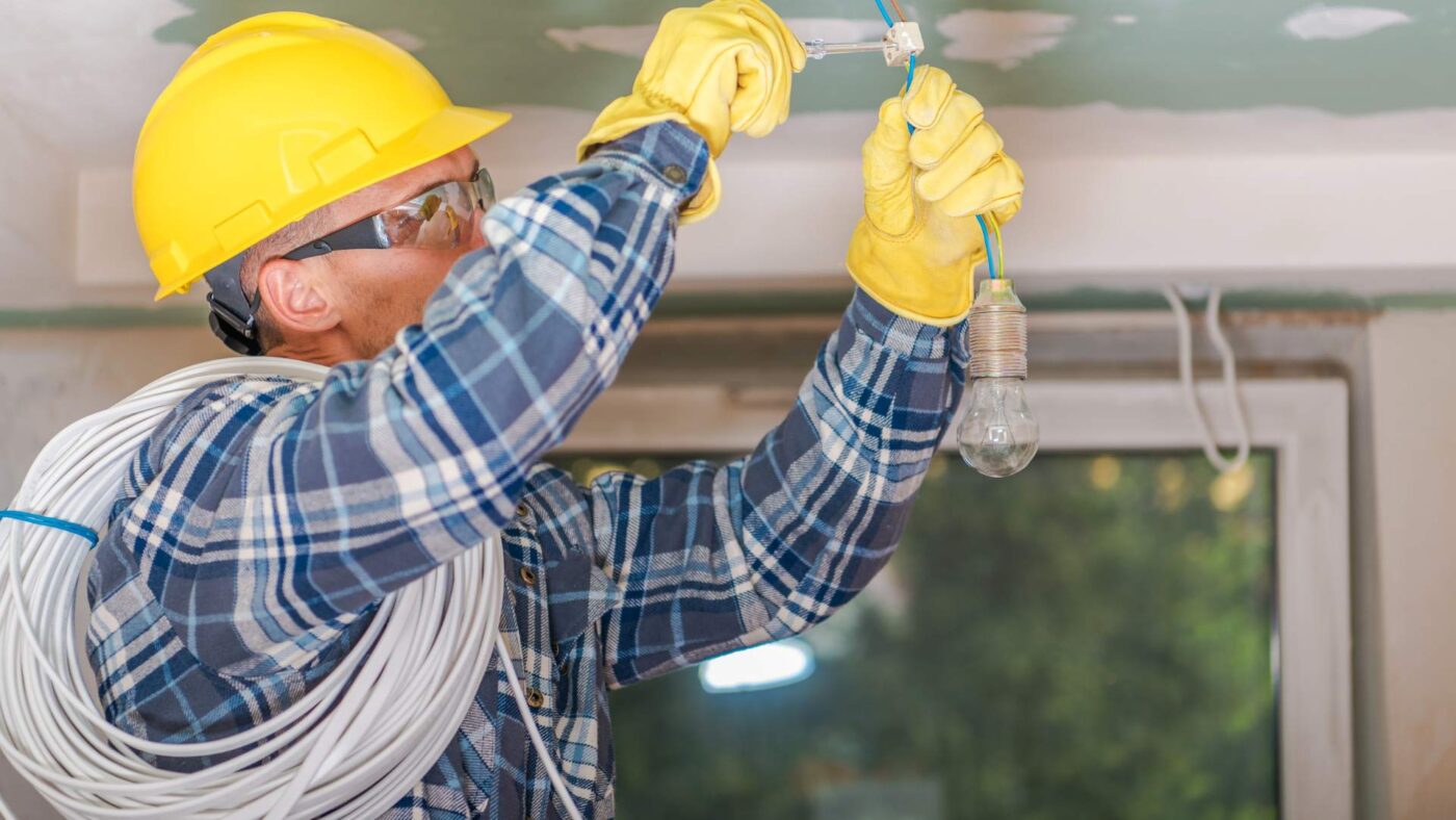 Un operario realiza una instalación en una vivienda