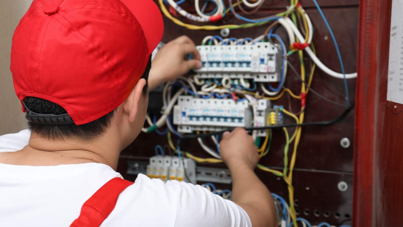 Un técnico realiza comprobaciones de seguridad en un cuadro electrico